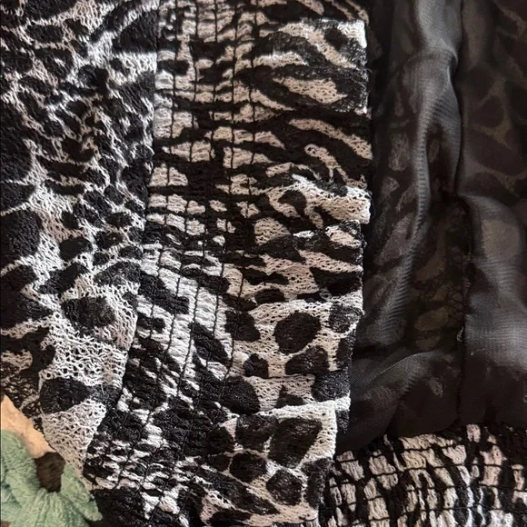 Love Tease Black Gray Abstract Animal Print Ruffle Textured Shrug Womans sz Med - Picture 5 of 6